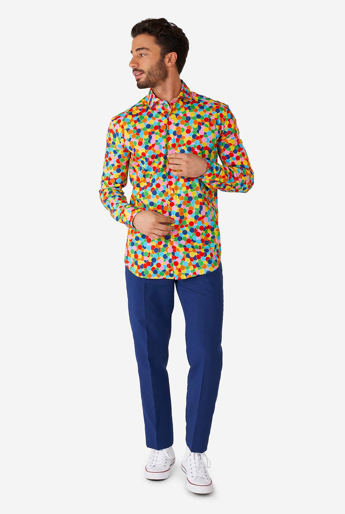 Mann, der Multi -Farb -Hemd mit Konfetti -Druck trägt