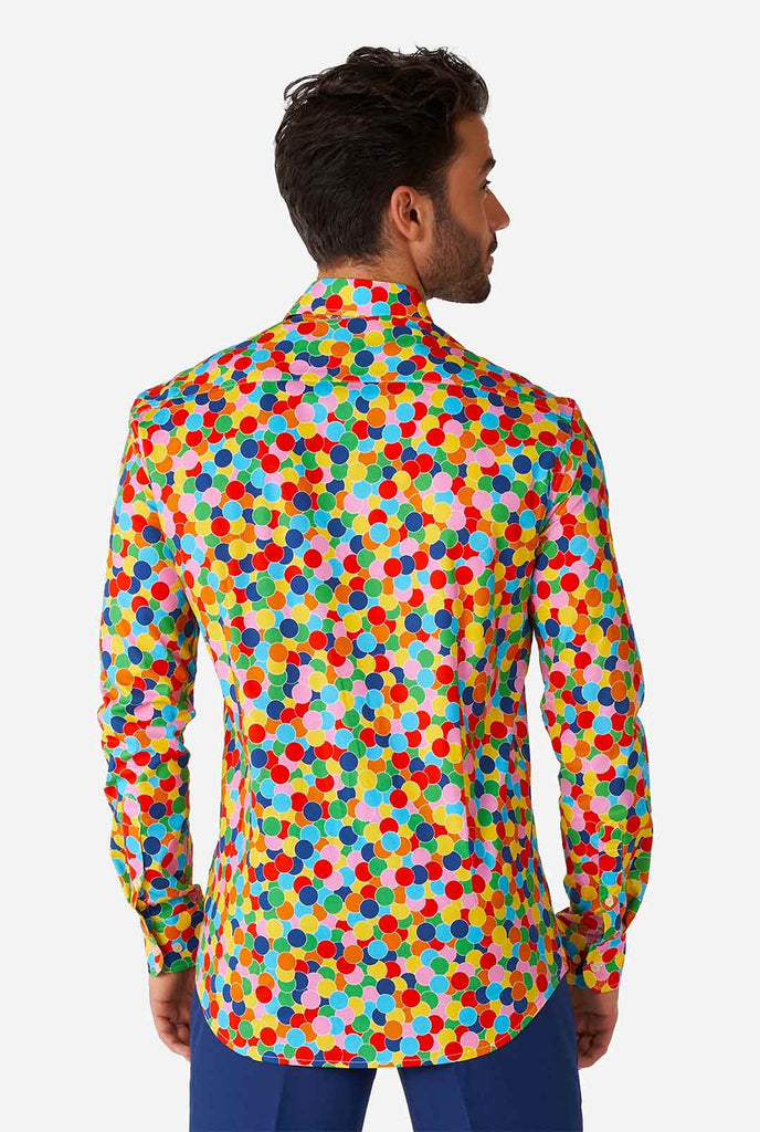 Mann, der ein Multi -Farb -Hemd mit Konfetti -Druck trägt, Blick von hinten