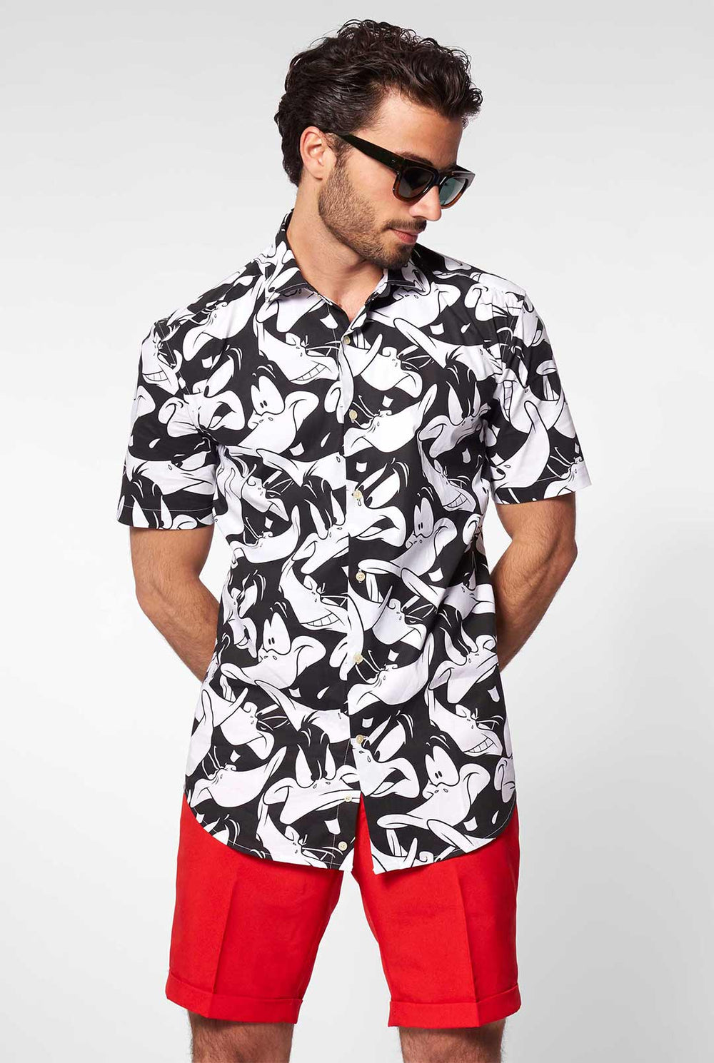 Mann, der Sommerhemd mit Daffy Duck Looney Tunes Drucken trägt