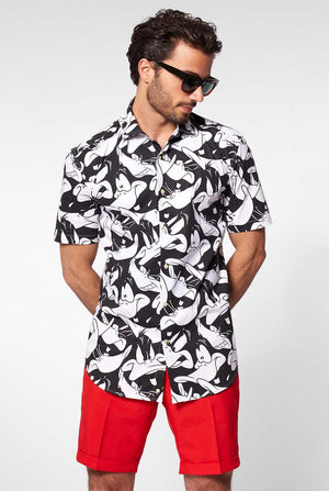 Mann, der Sommerhemd mit Daffy Duck Looney Tunes Drucken trägt