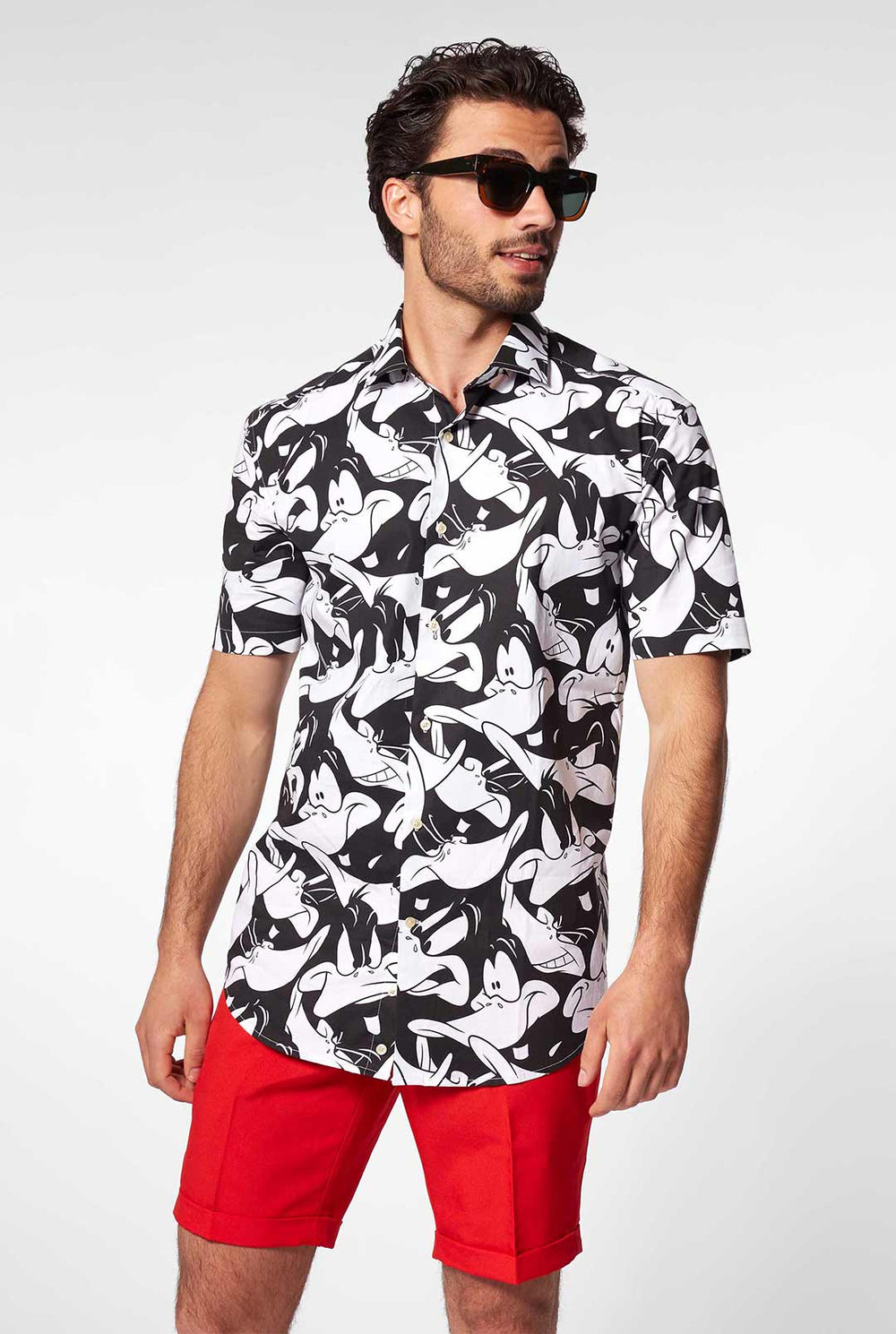 Mann, der Sommerhemd mit Daffy Duck Looney Tunes Drucken trägt