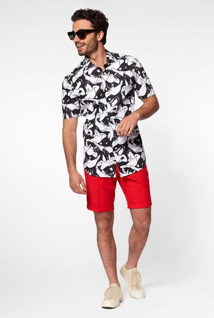 Mann, der Sommerhemd mit Daffy Duck Looney Tunes Drucken trägt