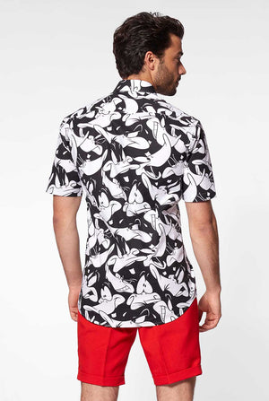 Mann, der Sommerhemd mit Daffy Duck Looney Tunes Drucken, Blick von hinten