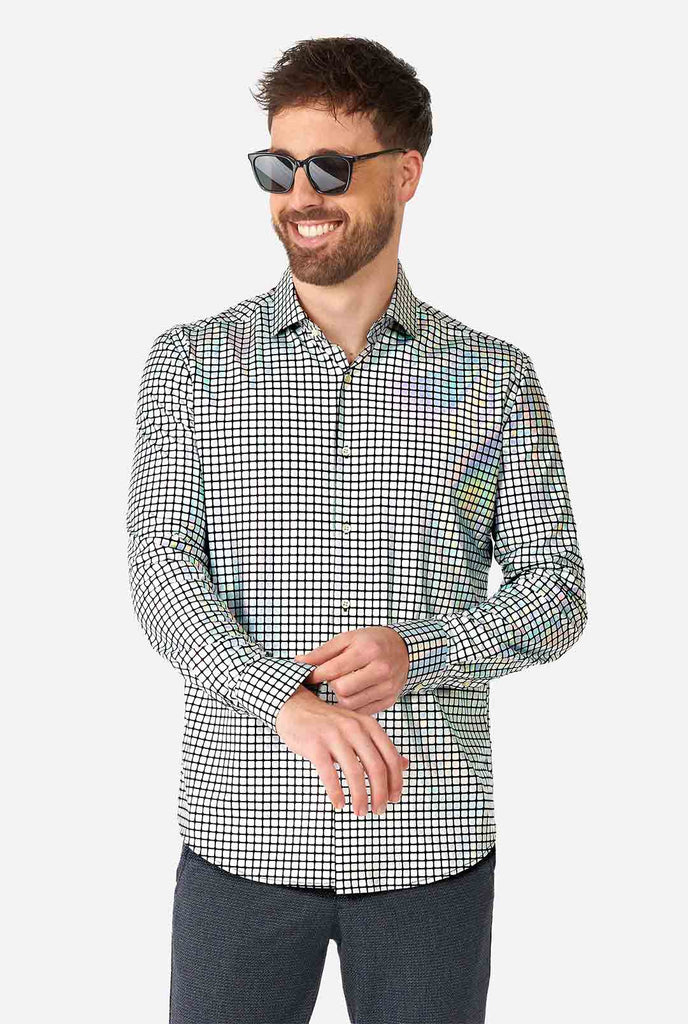 Mann, der Hemd mit Spiegeldiskobaldruck trägt