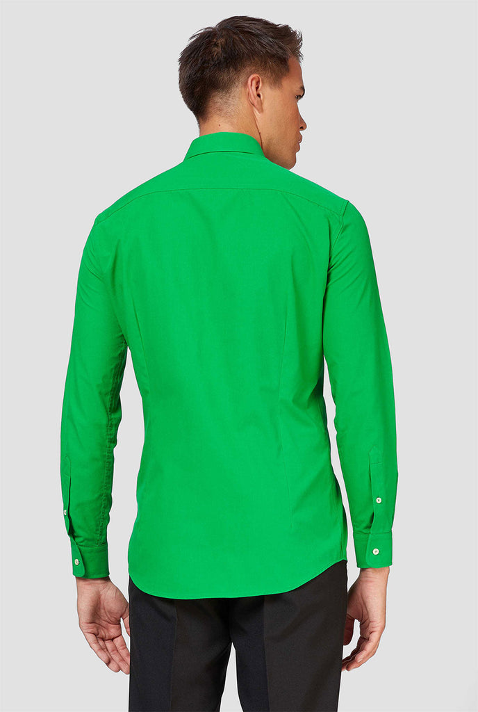 Mann trägt ein grünes Hemd, Blick von hinten