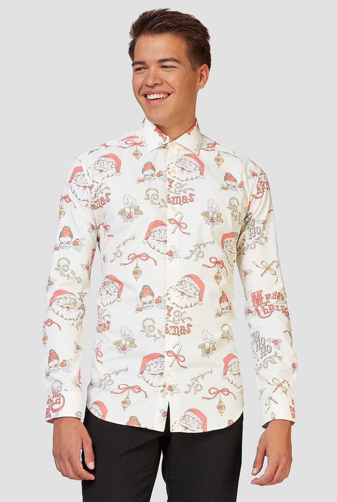 Mann, der ein weißes Hemd mit Weihnachtselikonen trägt