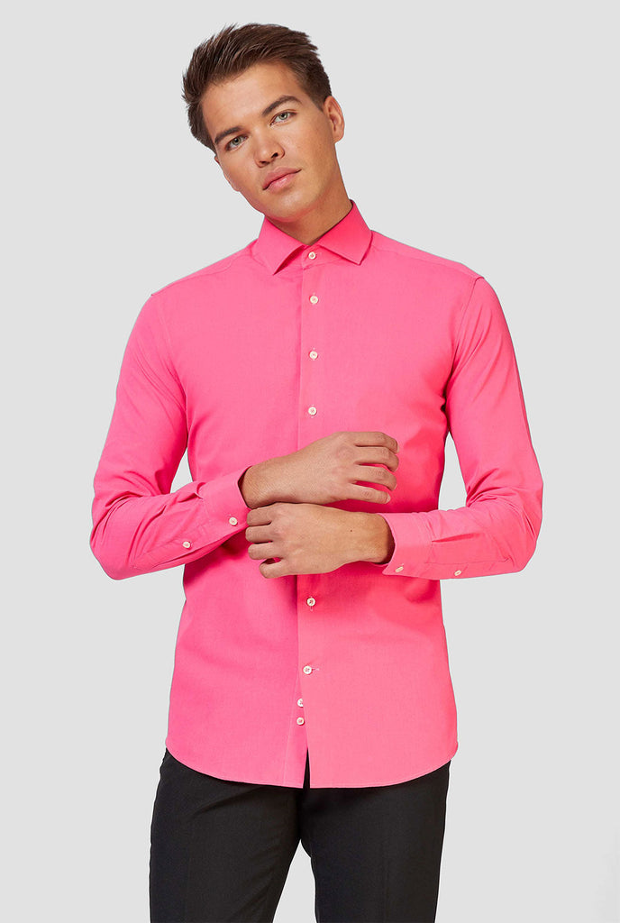 Mann, der rosa Hemd trägt