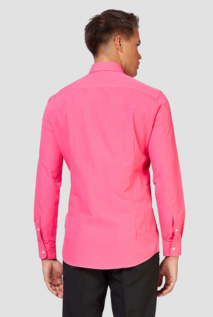 Mann trägt rosa Hemd, Blick von hinten
