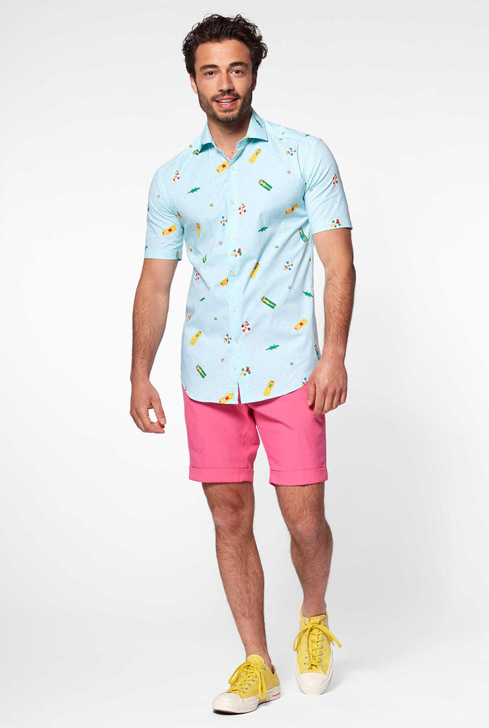 Mann, der Sommerhemd mit Pool -Ikonen trägt