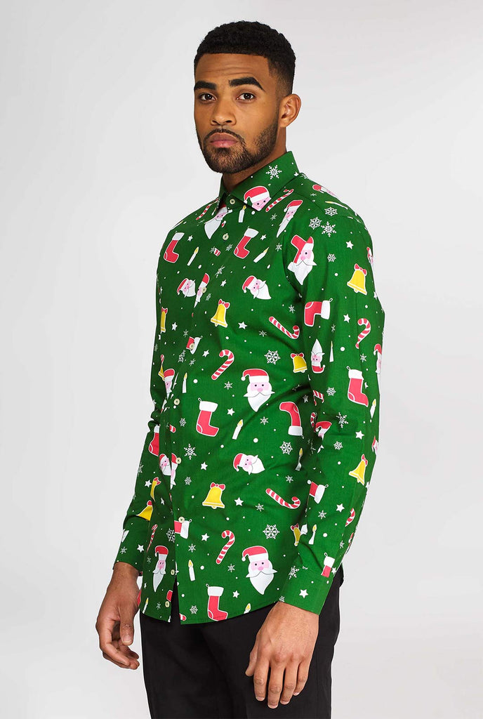 Mann trägt ein grünes Weihnachtshemd mit Weihnachtselikonen