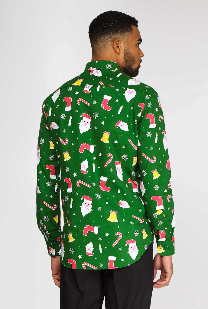 Mann, der ein grünes Weihnachtshemd mit Weihnachtselikonen trägt, Blick von hinten