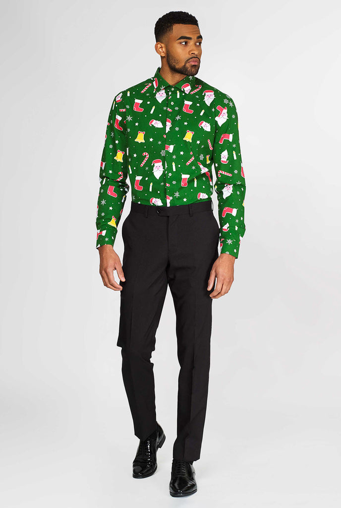 Mann trägt ein grünes Weihnachtshemd mit Weihnachtselikonen