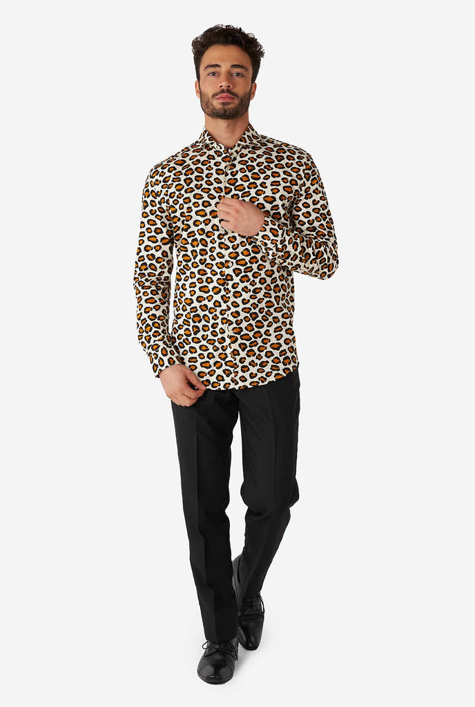 Mann, der Hemd mit Leopardendruck trägt