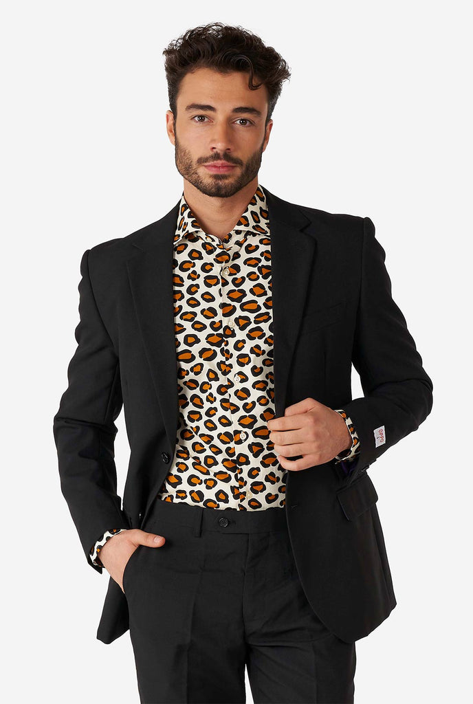 Mann, der Hemd mit Leopardendruck trägt und Schwarzen anzug