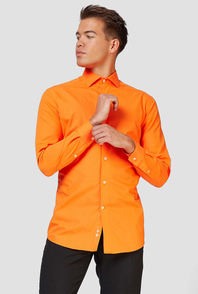 Mann, der orangefarbenes Hemd trägt