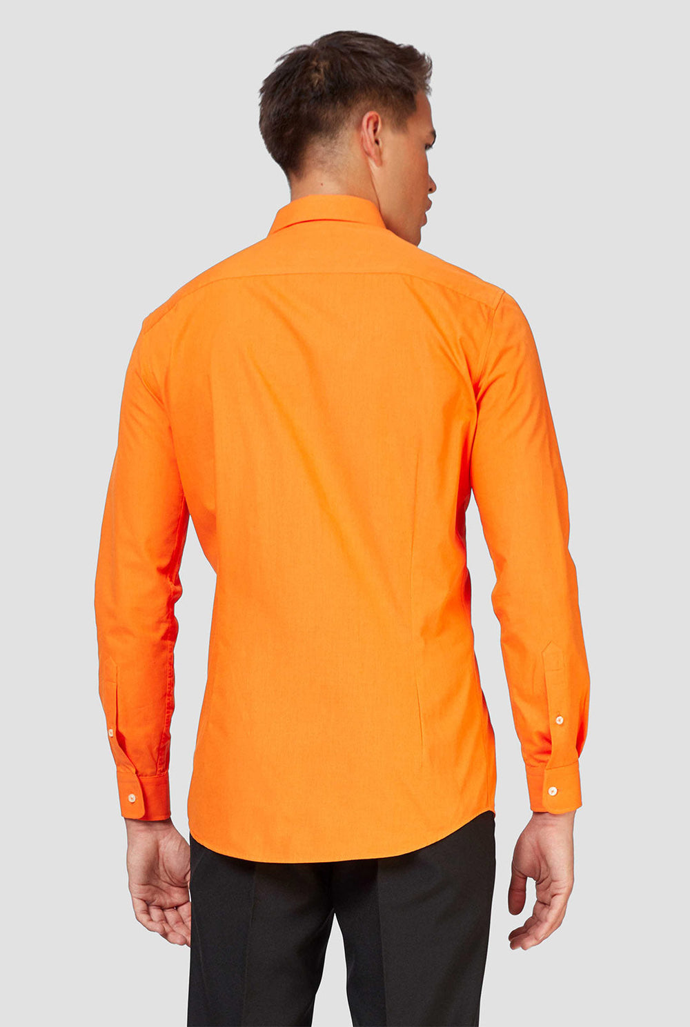 Mann, der orangefarbenes Hemd trägt
