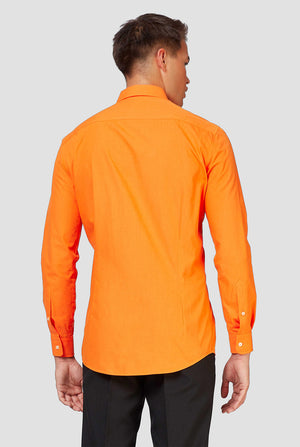 Mann trägt orangefarbenes Hemd, Blick von hinten