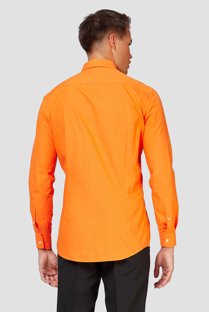 Mann trägt orangefarbenes Hemd, Blick von hinten
