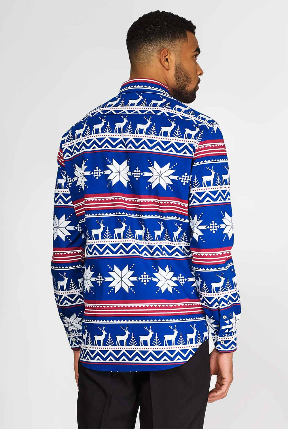 Mann, der blaues Hemd mit nordischer Weihnachtsfest trägt