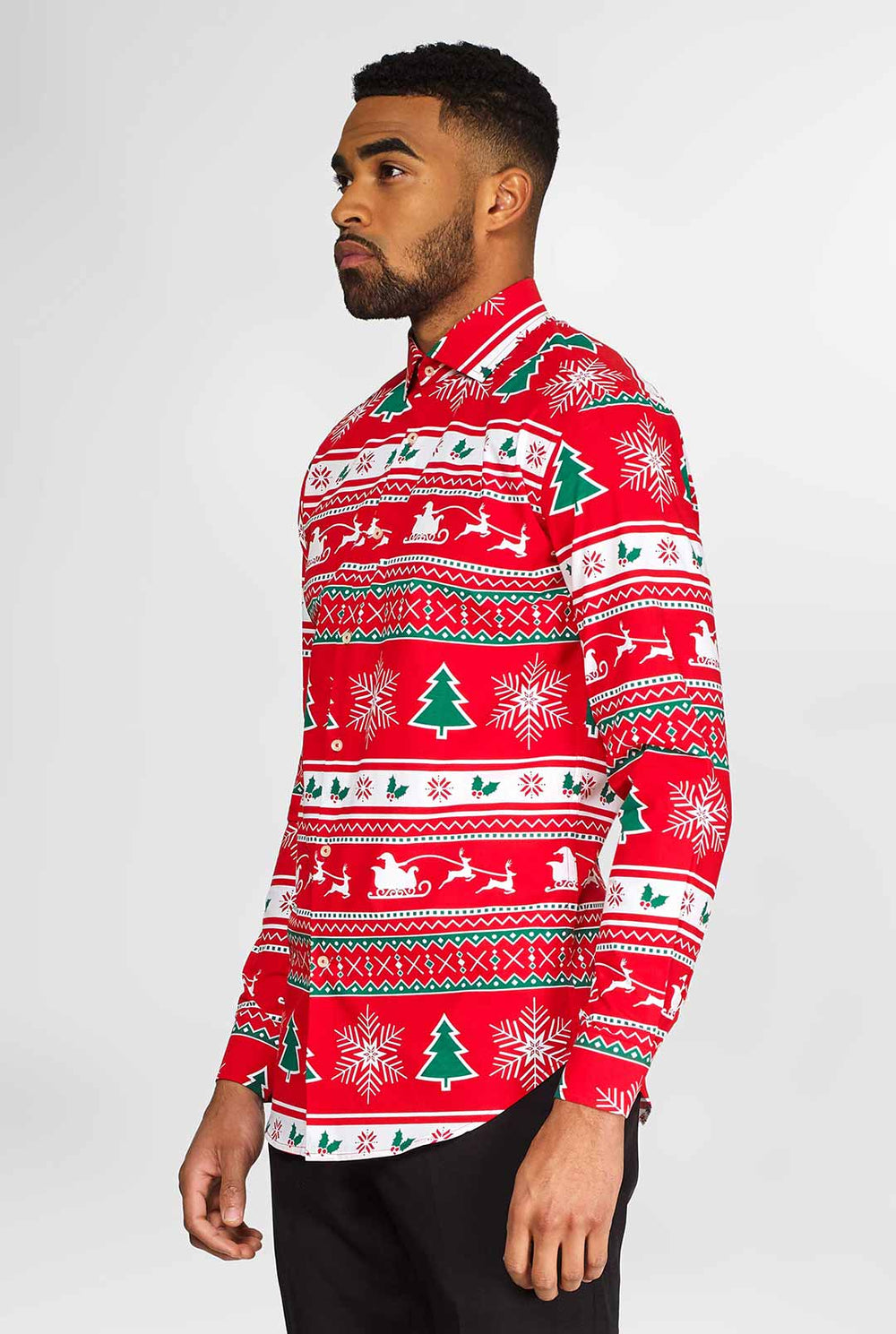 Mann, der rotes Weihnachtshemd trägt