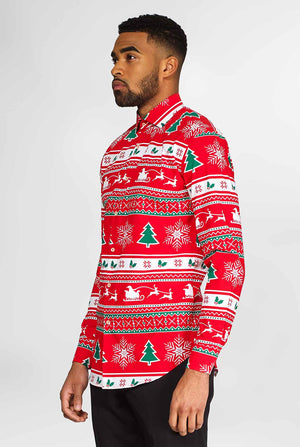 Mann, der rotes Weihnachtshemd trägt