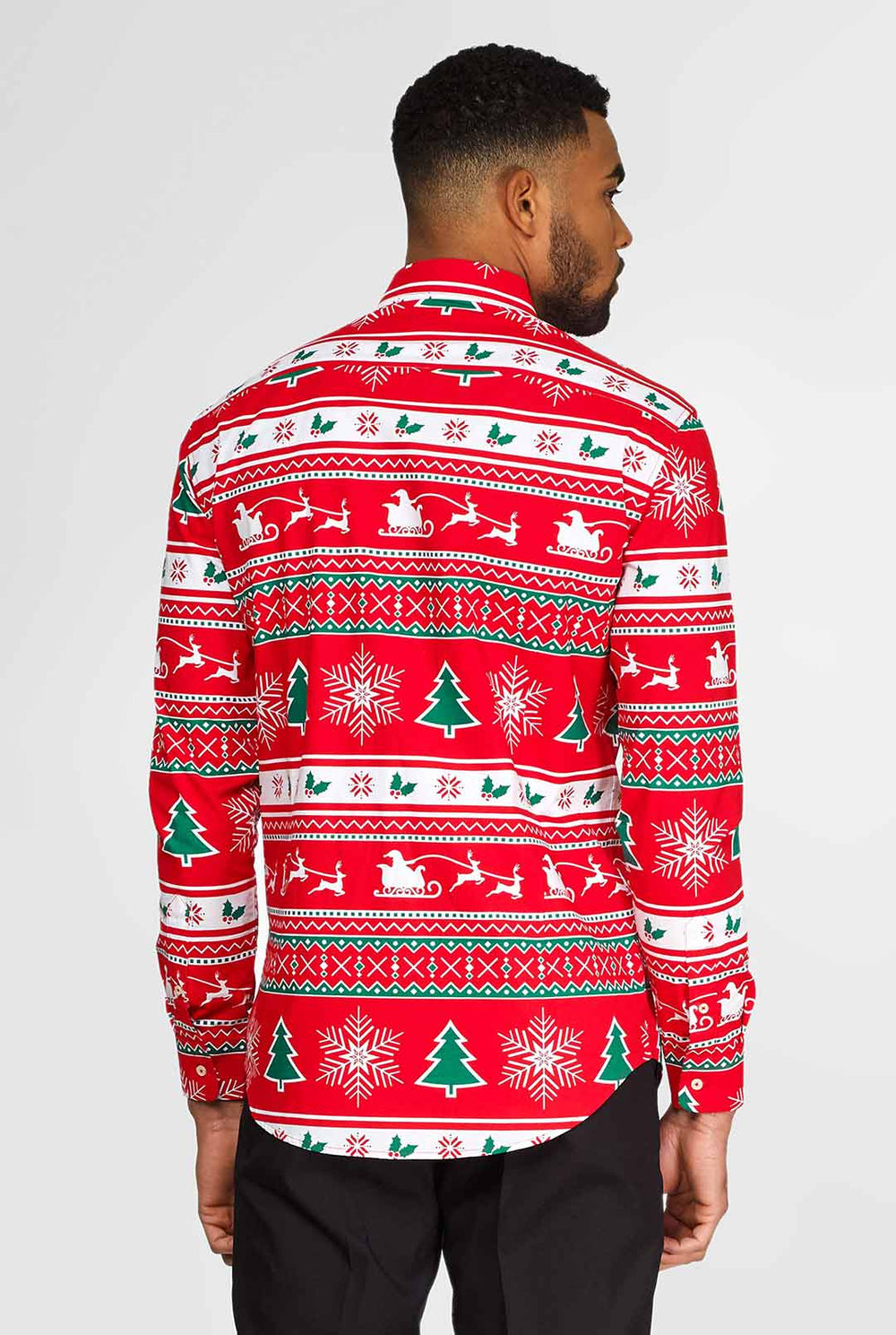 Mann, der rotes Weihnachtshemd trägt