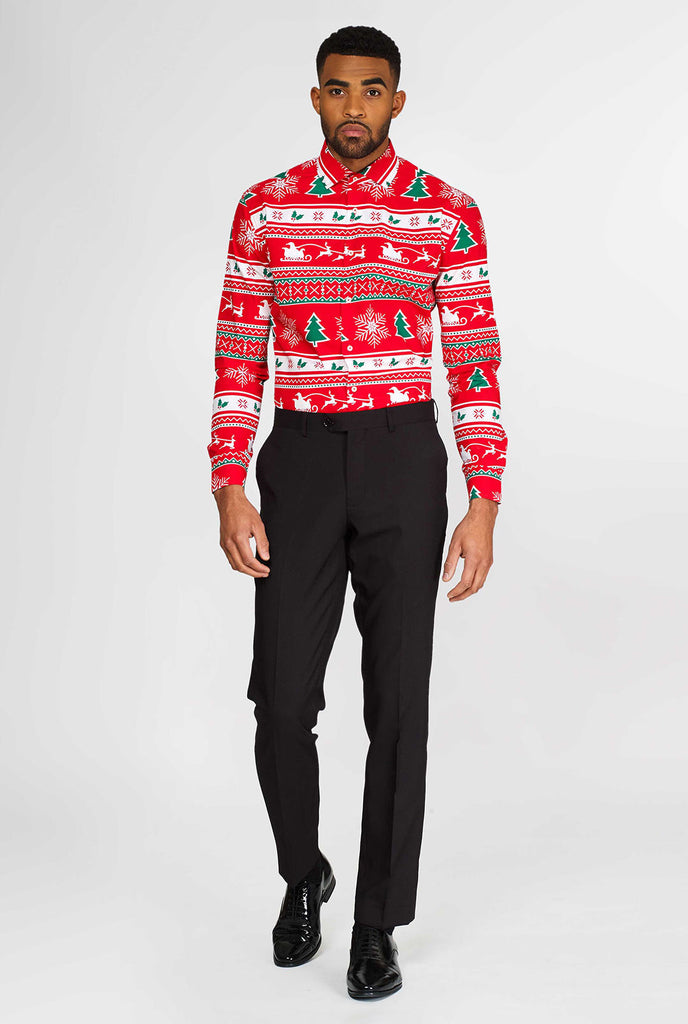 Mann, der rotes Weihnachtshemd trägt