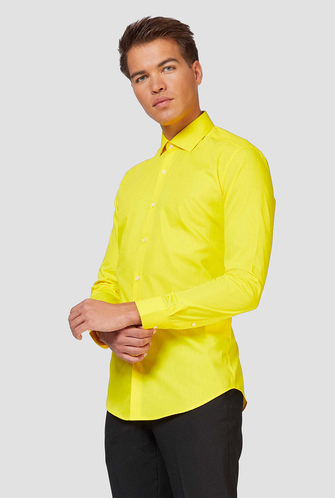 Mann, der gelbes Hemd trägt