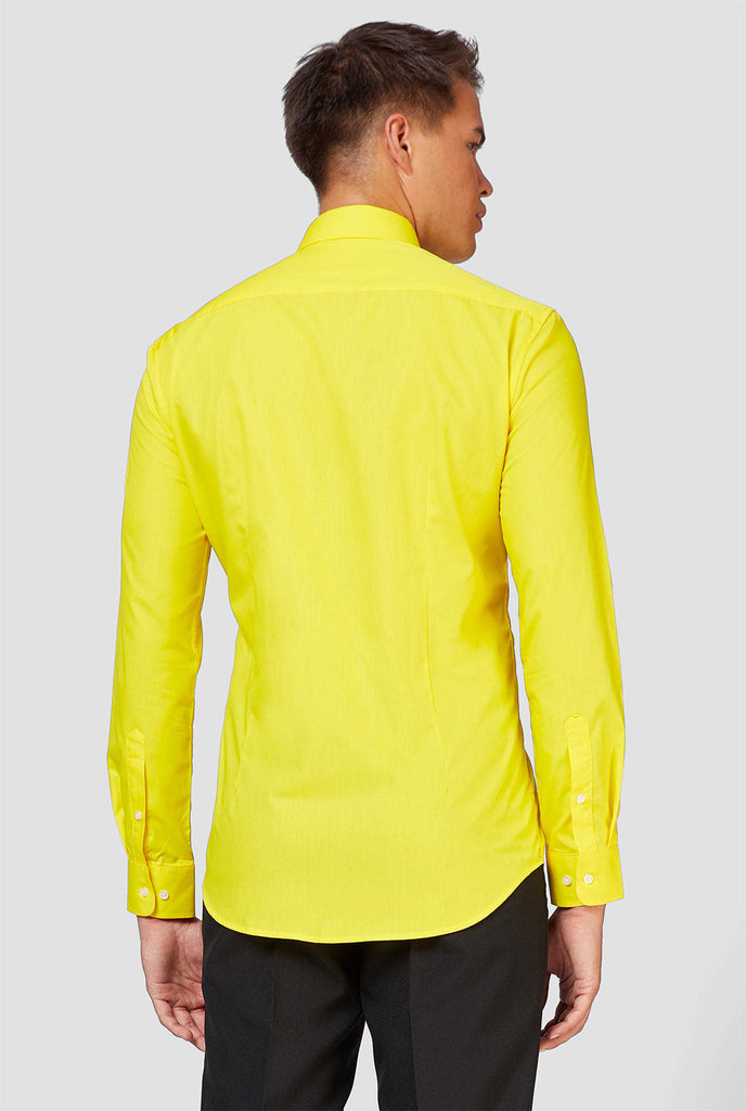 Mann, der gelbes Hemd trägt, Blick von hinten