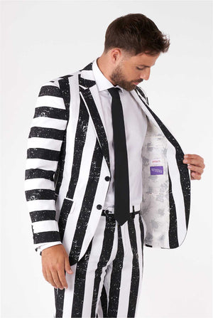 Mann, der gestreiften Schwarz -Weiß -Beetlejuice -Herrenanzug trägt