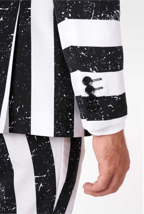 Mann, der gestreiften Schwarz -Weiß -Beetlejuice -Herrenanzug trägt, Nahaufnahme