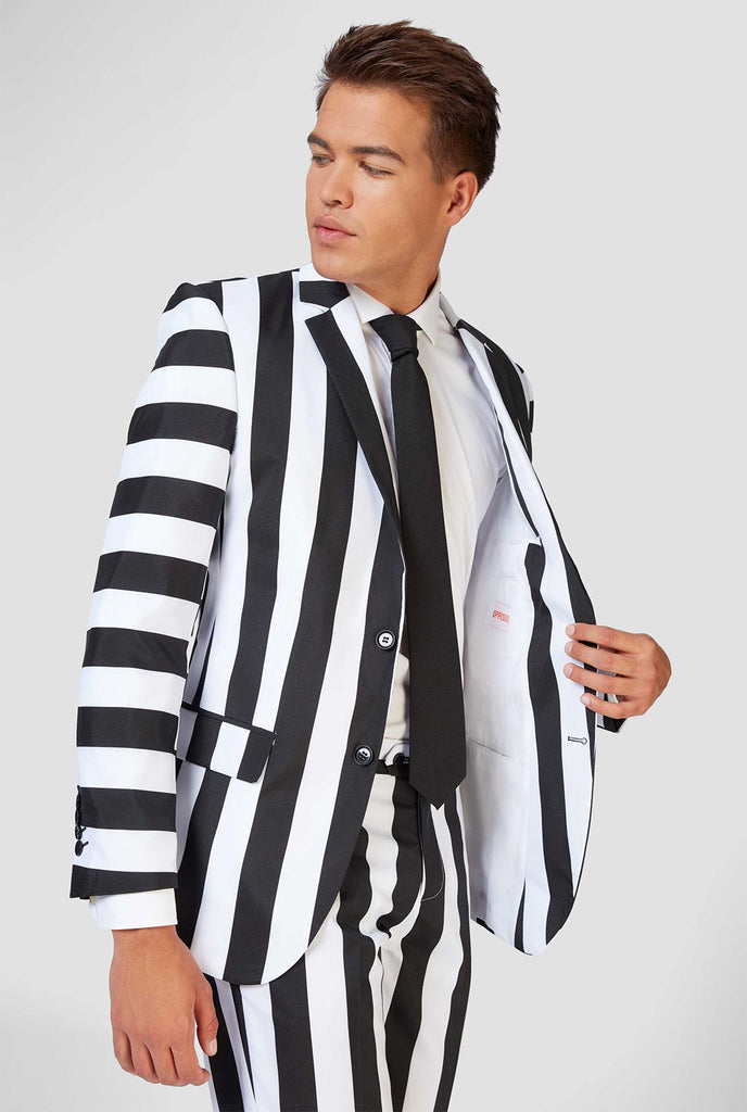Schwarz-weiß gestreifter Beetlejuice-Männeranzug, getragen von einem Mann - Nahaufnahme