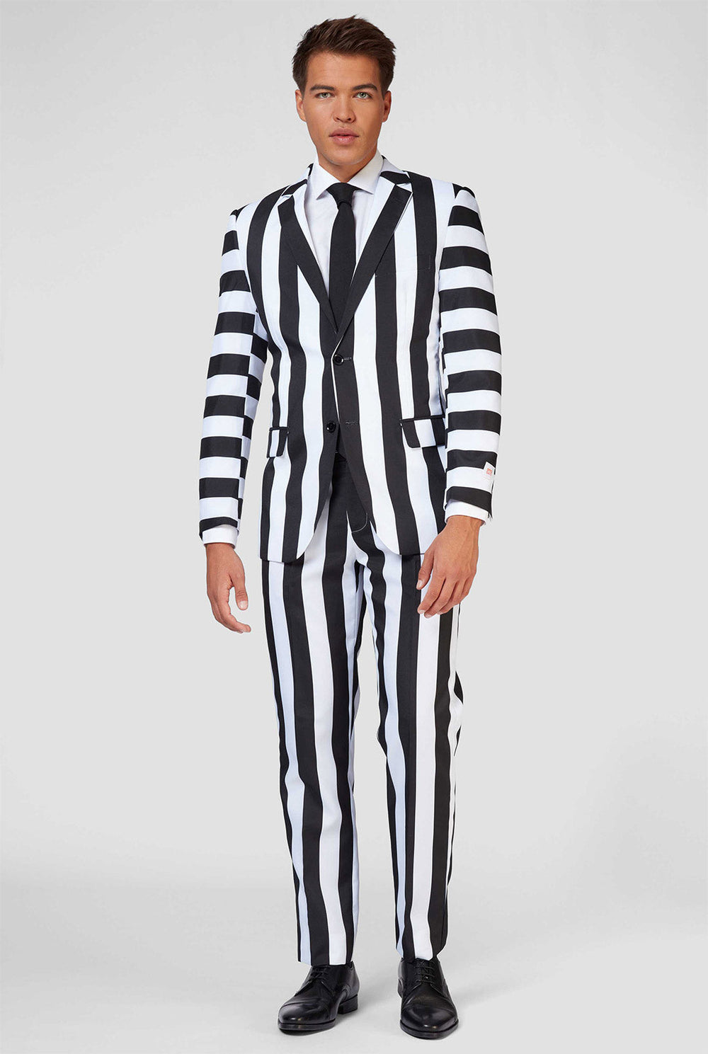 Schwarz-weiß gestreifter Beetlejuice-Männeranzug, getragen von einem Mann - Nahaufnahme