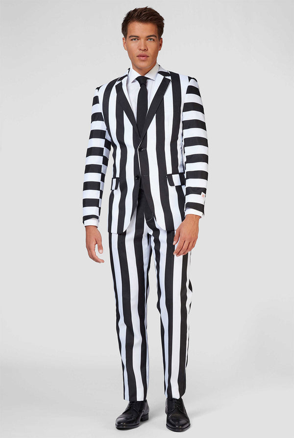 Schwarz-weiß gestreifter Beetlejuice-Männeranzug, getragen von einem Mann