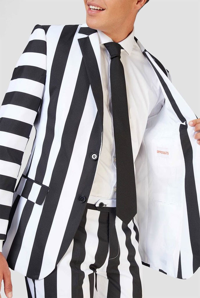 Schwarz-weiß gestreifter Beetlejuice-Männeranzug, getragen von einem Mann - zeigt die Innenseite der Jacke