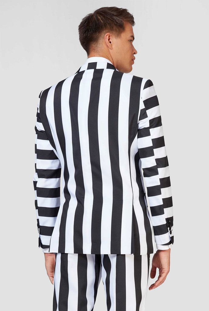 Schwarz-weiß gestreifter Beetlejuice-Männeranzug, getragen von einem Mann - Ansicht von hinten