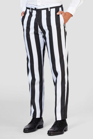 Schwarz-weiß gestreifter Beetlejuice-Männeranzug, getragen von einem Mann - Nahaufnahme der Hose