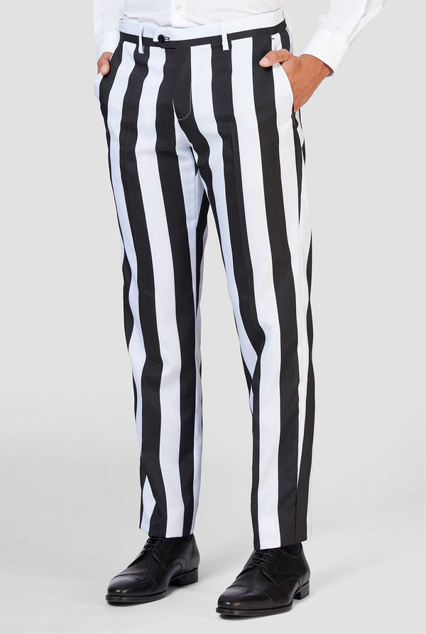 Schwarz-weiß gestreifter Beetlejuice-Männeranzug, getragen von einem Mann - Nahaufnahme der Hose
