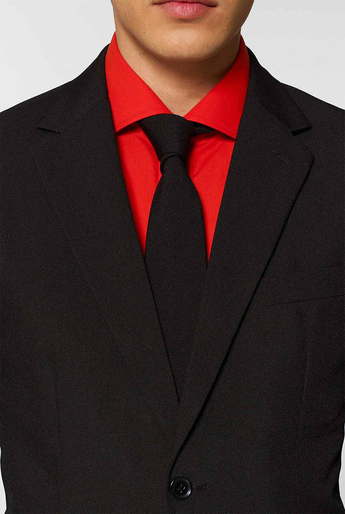 Schwarzen Männeranfälle, die vom Mann aus der Nähe getragen werden