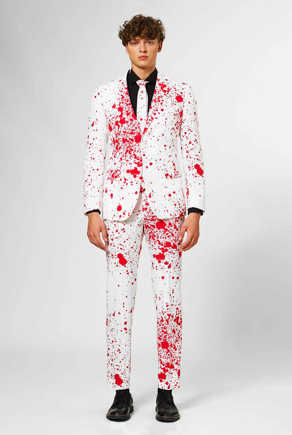 Rotblutsplatters Halloween -Anzug vom Mann getragen