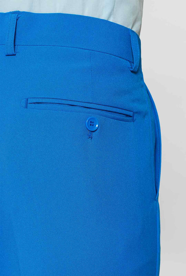 Mann, der blaue Männeranzug trägt, Hosen in der Nähe