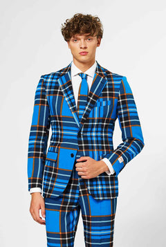 Mann, der Blue Tartan -Männeranzug trägt