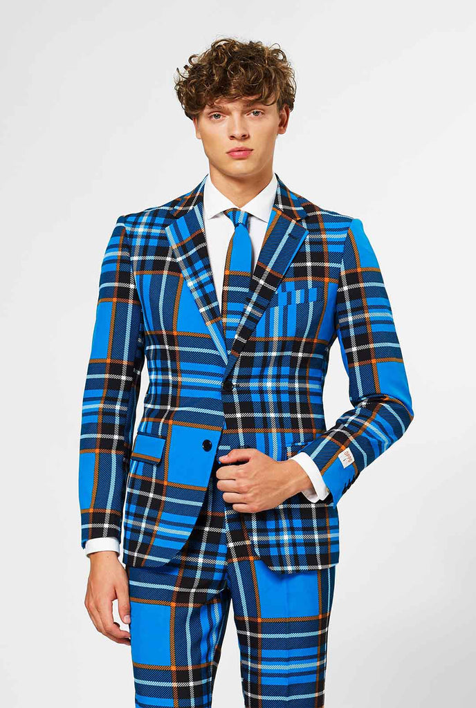 Mann, der Blue Tartan -Männeranzug trägt