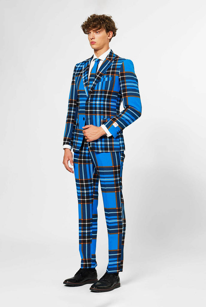 Mann, der Blue Tartan -Männeranzug trägt