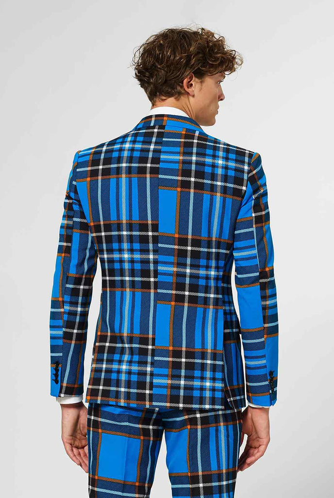 Mann, der blaue Tartan -Männeranzug trägt, Blick von hinten