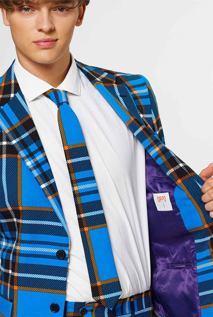 Mann, der Blue Tartan -Männeranzug trägt, Nahaufnahme