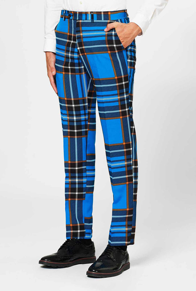 Mann, der Blue Tartan -Männeranzug trägt, Hosen in der Nähe