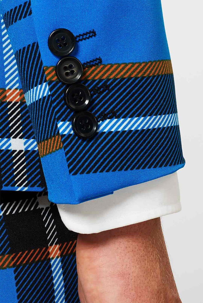Mann, der Blue Tartan -Männeranzug trägt, Ärmel Nahauf