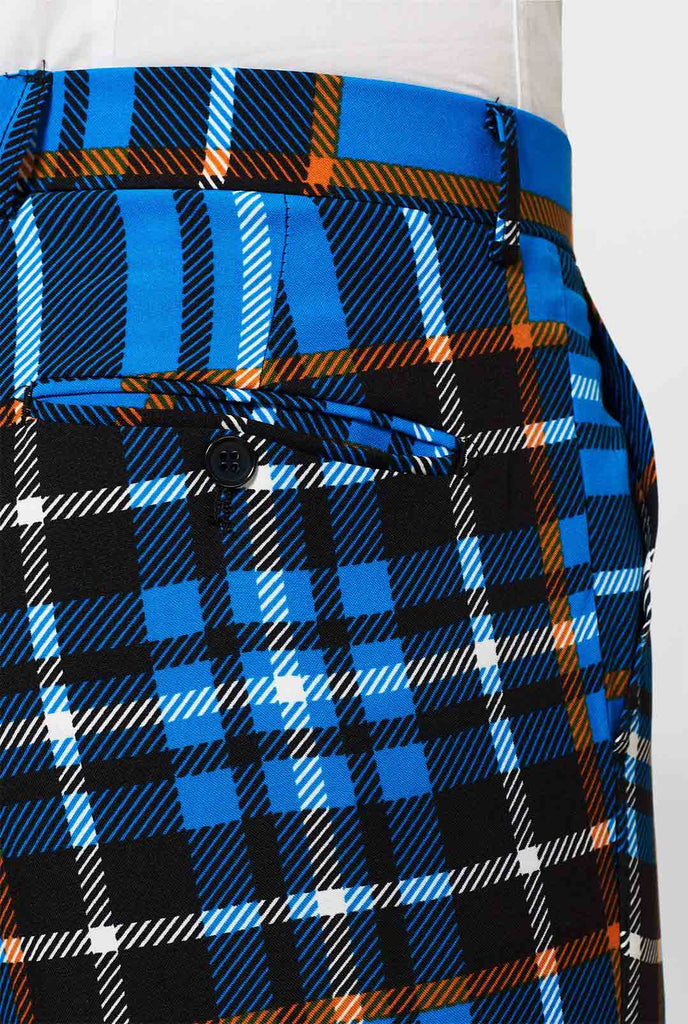 Mann, der Blue Tartan -Männeranzug trägt, Hosen in der Nähe