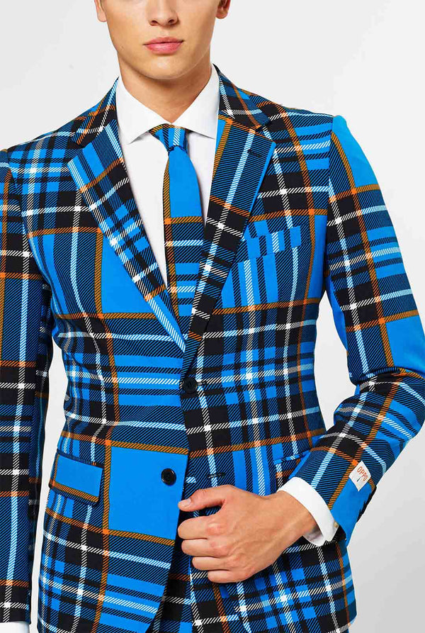 Mann, der Blue Tartan -Männeranzug trägt, Nahaufnahme